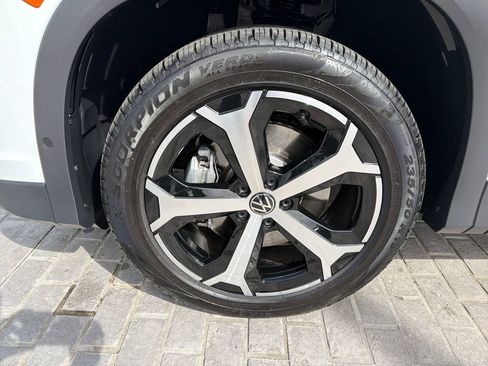 Certified 2025 Volkswagen Tiguan SE image 26