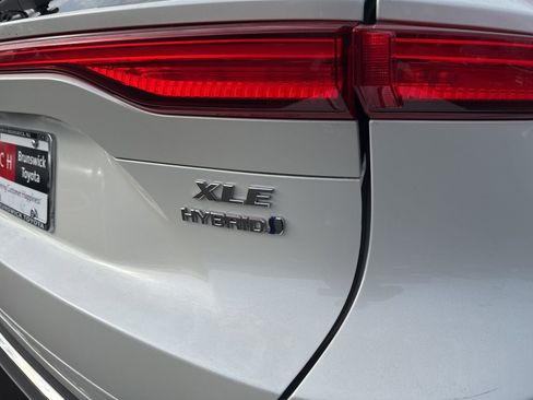 Used 2022 Toyota Venza XLE image 9