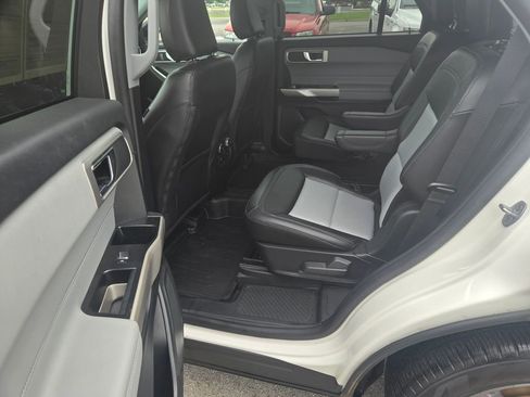 Used 2023 Ford Explorer XLT w/ Equipment Group 202A RWD image 8