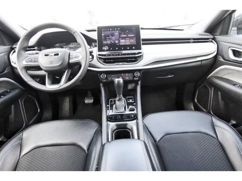 Used 2024 Jeep Compass Latitude AWD/4WD image 8