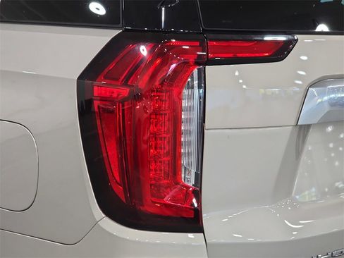 Used 2021 GMC Yukon Denali w/ Denali Premium Package image 32