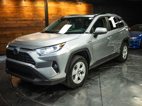 Used 2020 Toyota RAV4 XLE w/ Convenience Package image 2