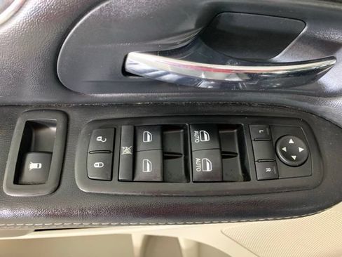 Used 2015 Chrysler Town & Country Touring-L w/ Driver Convenience Group FWD image 32