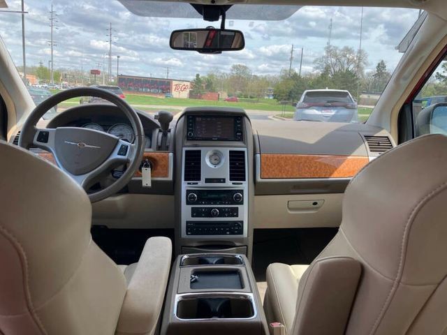 Used 2009 Chrysler Town & Country Limited w/ Entertainment Group #3 FWD image 20