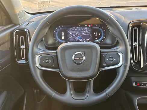 Used 2025 Volvo XC40 B5 Plus image 18