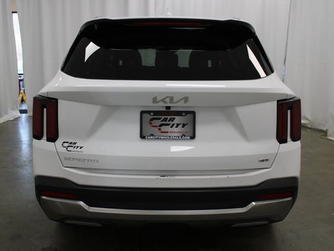 Used 2024 Kia Sorento S image 6