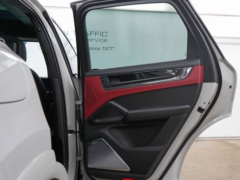 Used 2025 Porsche Cayenne GTS AWD/4WD image 73