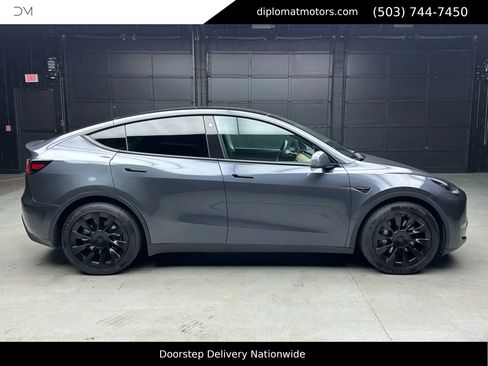 Used 2022 Tesla Model Y Long Range image 7