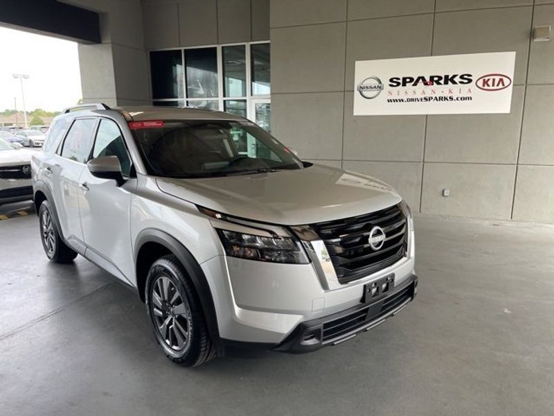 Certified 2024 Nissan Pathfinder SV image 1