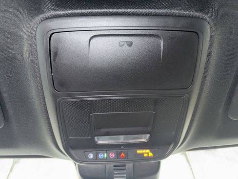 Used 2025 Chevrolet Traverse LT image 28