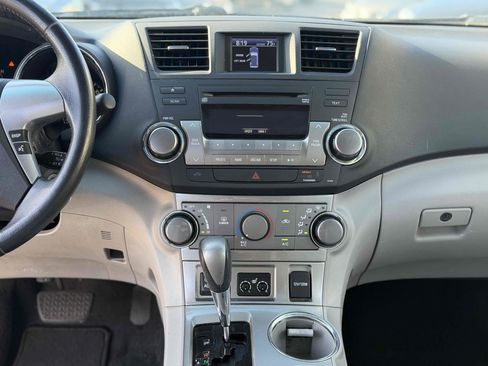 Used 2012 Toyota Highlander SE w/ Tow Pkg FWD image 24