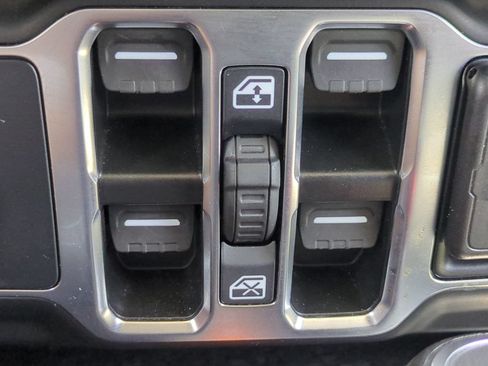 Used 2025 Jeep Wrangler Unlimited Sahara AWD/4WD image 25
