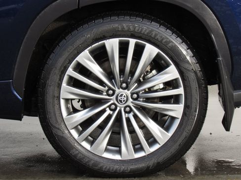 Certified 2021 Toyota Highlander Platinum image 45