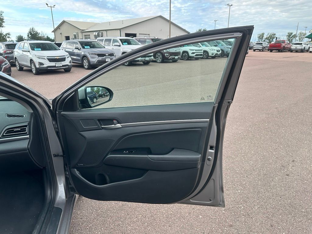 Used 2020 Hyundai Elantra Limited w/ Cargo Package (C1) FWD image 28