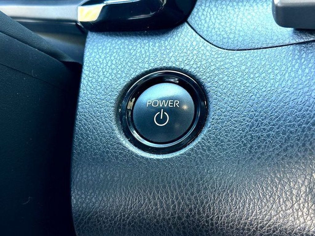 Used 2025 Toyota Camry SE FWD image 16