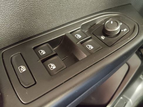 Used 2023 Volkswagen Taos SE w/ Panoramic Sunroof Package FWD image 27