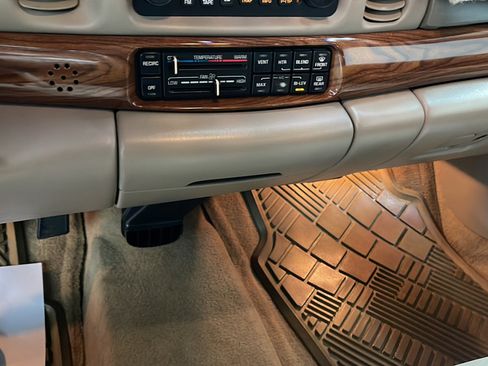 Used 2002 Buick Le Sabre Custom w/ Luxury Pkg FWD image 10