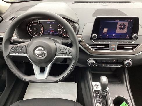 Used 2025 Nissan Altima 2.5 SV FWD image 19