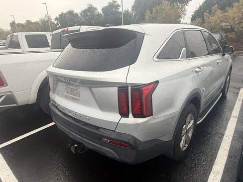 Used 2022 Kia Sorento LX image 3