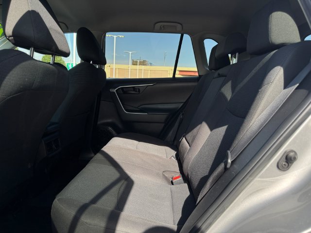Used 2022 Toyota RAV4 LE AWD/4WD image 5
