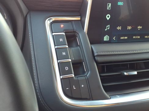 Used 2023 Chevrolet Tahoe Z71 w/ Luxury Package AWD/4WD image 15