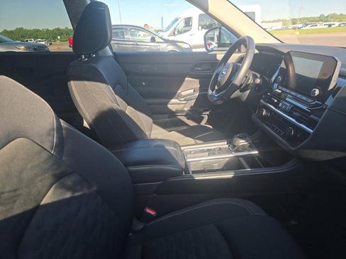Used 2025 Nissan Pathfinder SV FWD image 2