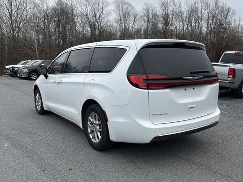 Used 2025 Chrysler Pacifica Select image 6