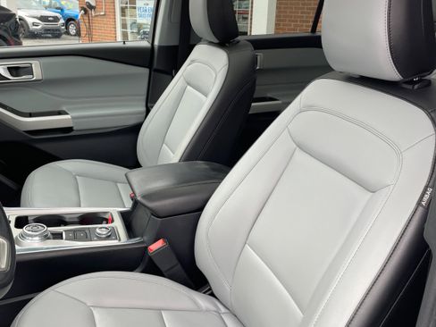 Used 2021 Ford Explorer XLT w/ Equipment Group 202A image 12