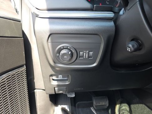 Used 2025 Jeep Grand Cherokee Overland w/ Adv Protech Group III image 17