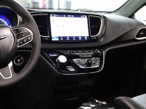 Used 2025 Chrysler Pacifica Select image 15