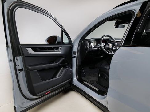 Certified 2025 Porsche Cayenne image 21