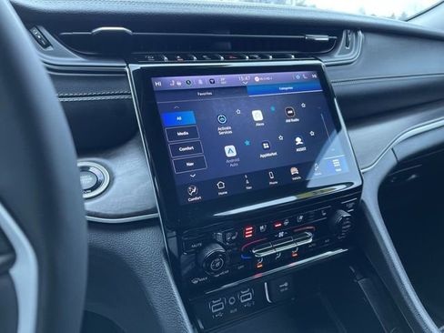 Used 2023 Jeep Grand Cherokee Limited w/ Luxury Tech Group II image 13