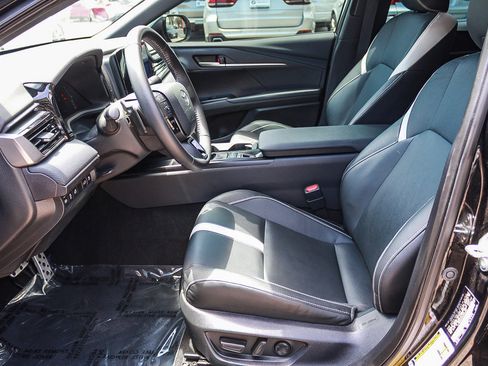 Used 2025 Toyota Camry SE FWD image 17