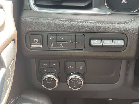 Used 2021 GMC Yukon Denali w/ Denali Premium Package AWD/4WD image 27
