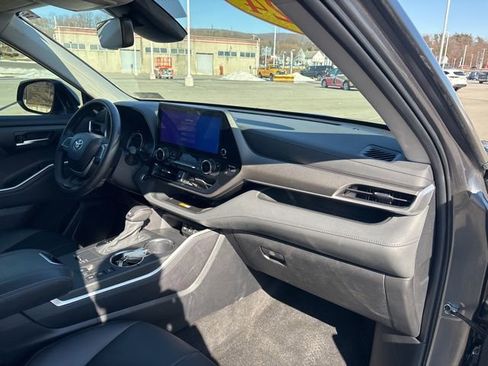 Certified 2024 Toyota Highlander XLE image 12