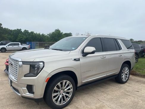 Used 2023 GMC Yukon Denali w/ Advanced Technology Package AWD/4WD image 2