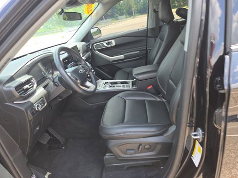 Used 2024 Ford Explorer XLT w/ Equipment Group 202A image 5