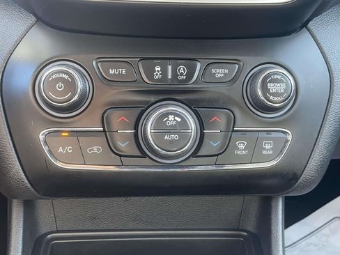 Used 2019 Jeep Cherokee Limited FWD image 28