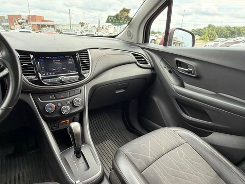 Used 2021 Chevrolet Trax LT w/ LT Convenience Package FWD image 16