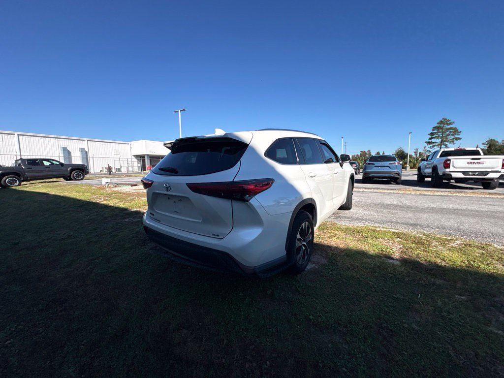 Used 2021 Toyota Highlander XLE FWD image 21
