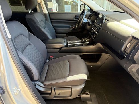 Used 2025 Nissan Pathfinder SV FWD image 38