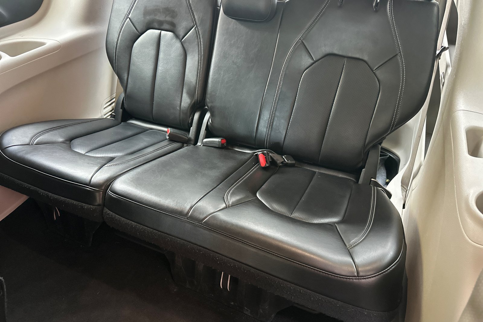 Used 2023 Chrysler Pacifica Touring-L FWD image 15