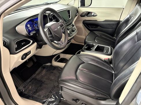Used 2023 Chrysler Pacifica Touring-L FWD image 29