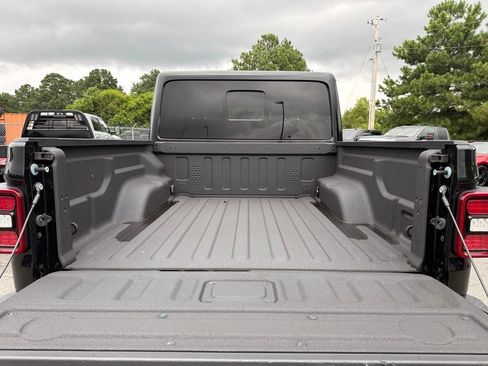 Used 2023 Jeep Gladiator Overland AWD/4WD image 10