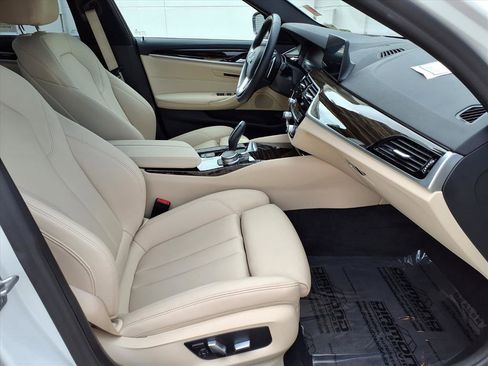 Used 2020 BMW 530e w/ Premium Package image 9