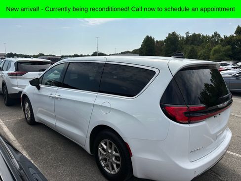 Used 2024 Chrysler Pacifica Touring-L FWD image 8