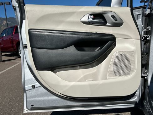 Used 2021 Chrysler Pacifica Touring-L image 33