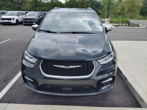 Used 2022 Chrysler Pacifica Limited w/ Uconnect Theater Family Group AWD/4WD image 2