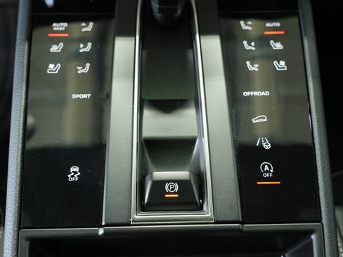 Certified 2025 Porsche Macan AWD/4WD image 22