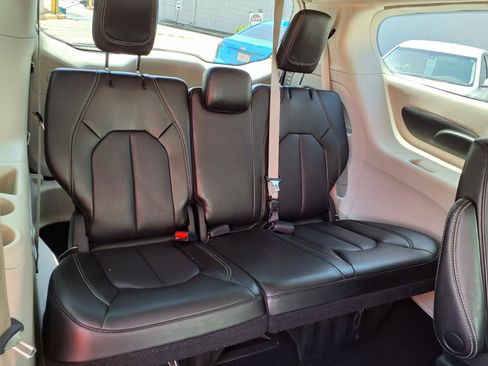 Used 2023 Chrysler Pacifica Touring-L image 12